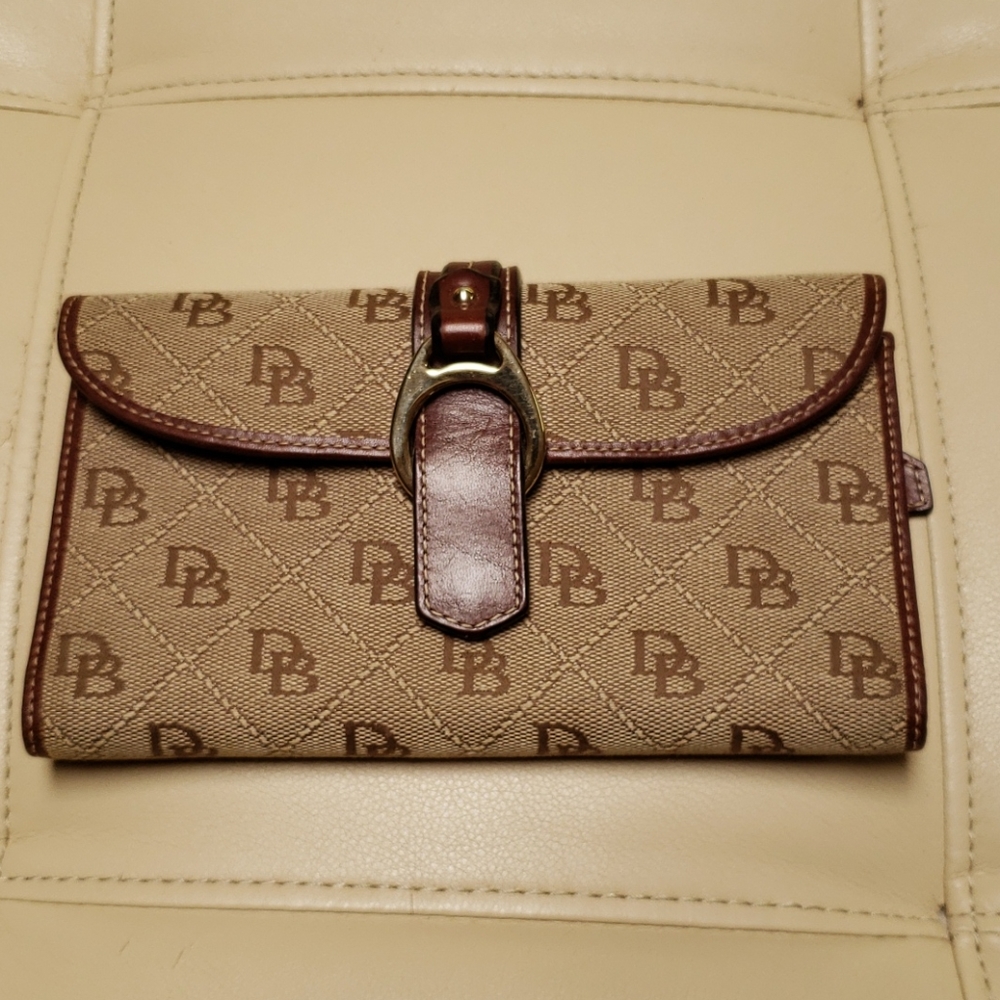 Dooney & Bourke wallet